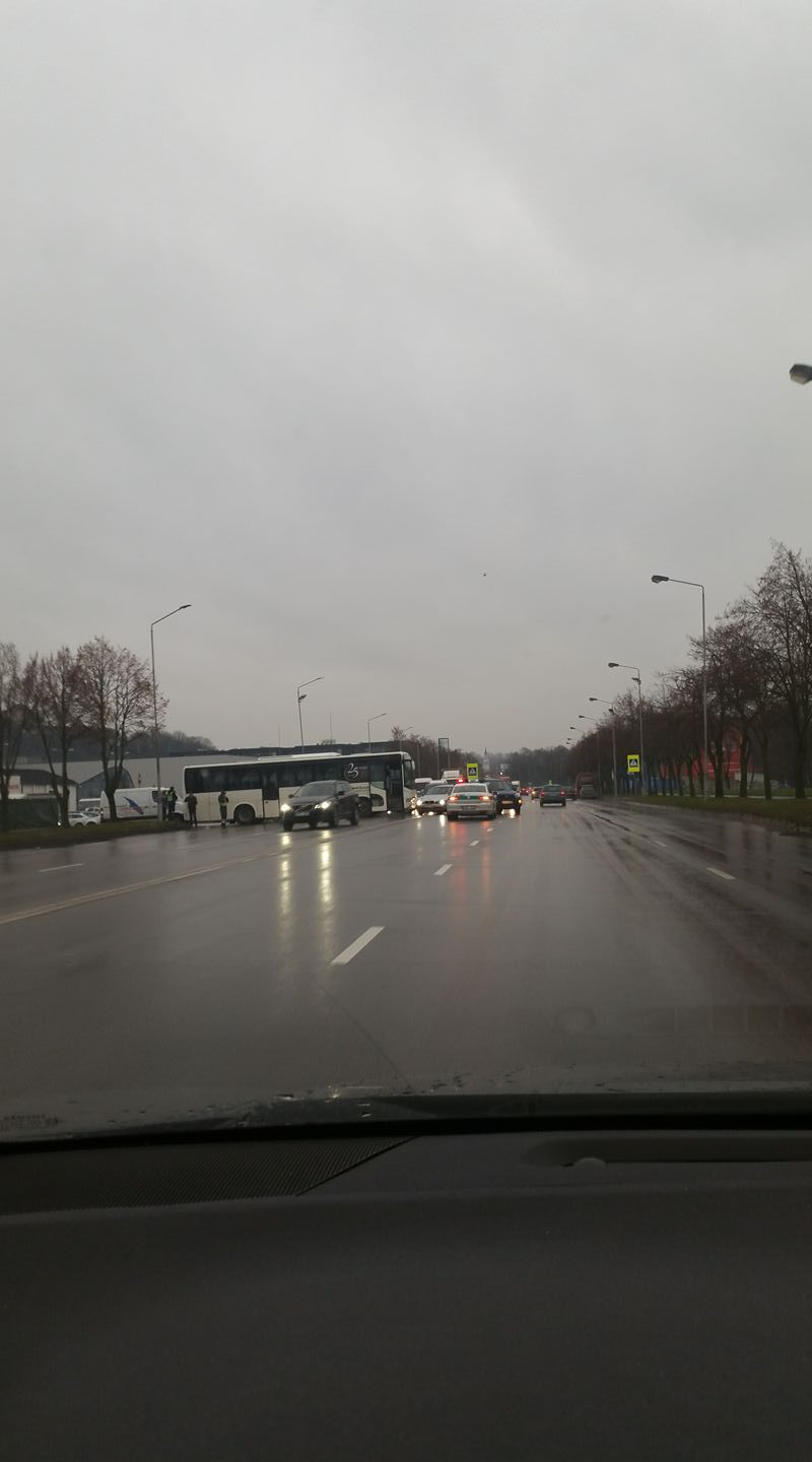 Jonavos gatvėje eismą paralyžiavo autobuso ir 