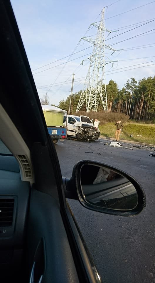 Avarija Petrašiūnuose: BMW rėžėsi į stulpą, nukentėjo nėščia moteris