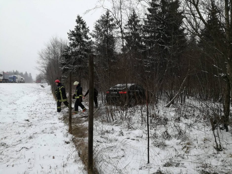 Tarptautinė avarija: apvažiuodamas lenko ir esto kaktomušą, nuo šlaito nulėkė latvis