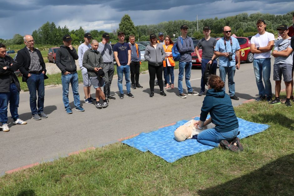 Būsimieji vairuotojai Kauno pareigūnams ir medikams pademonstravo savo įgūdžius