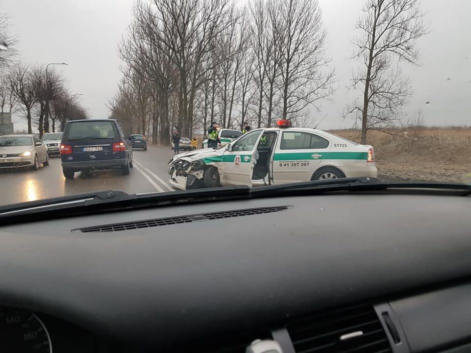 Į avariją pateko policijos automobilis, sužaloti trys patruliai