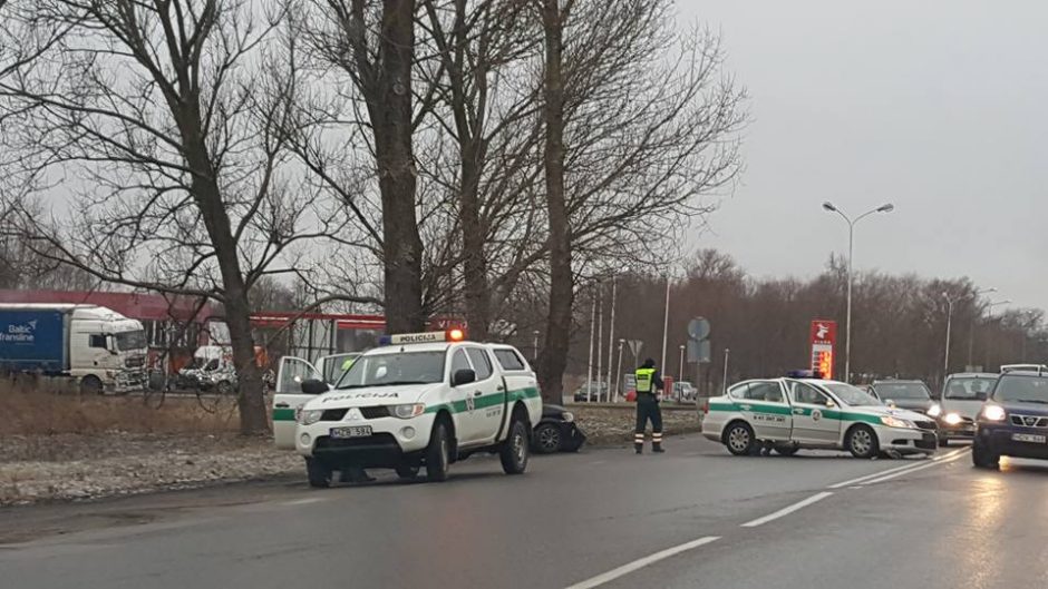 Į avariją pateko policijos automobilis, sužaloti trys patruliai