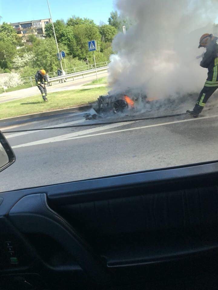 Vilniuje liepsnojo BMW: iš mašinos liko tik griaučiai