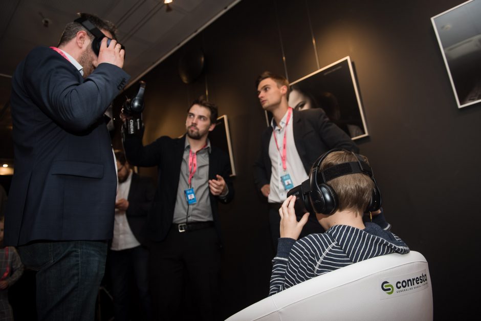 Pirmoji Lietuvoje virtualios realybės kino salė sutraukė būrį smalsuolių
