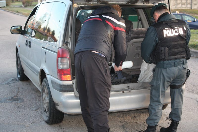 Pareigūnų reidas romų tabore: sulaikyta 15 asmenų