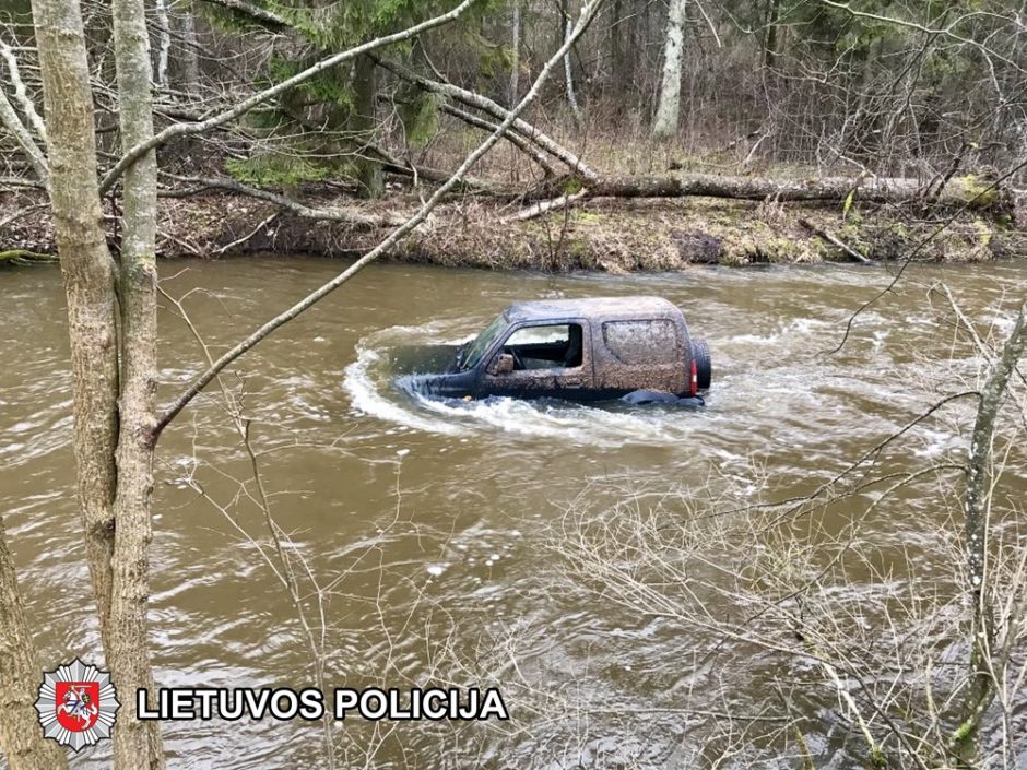 Įkaušusių vyrukų linksma kelionė baigėsi kurioziškai