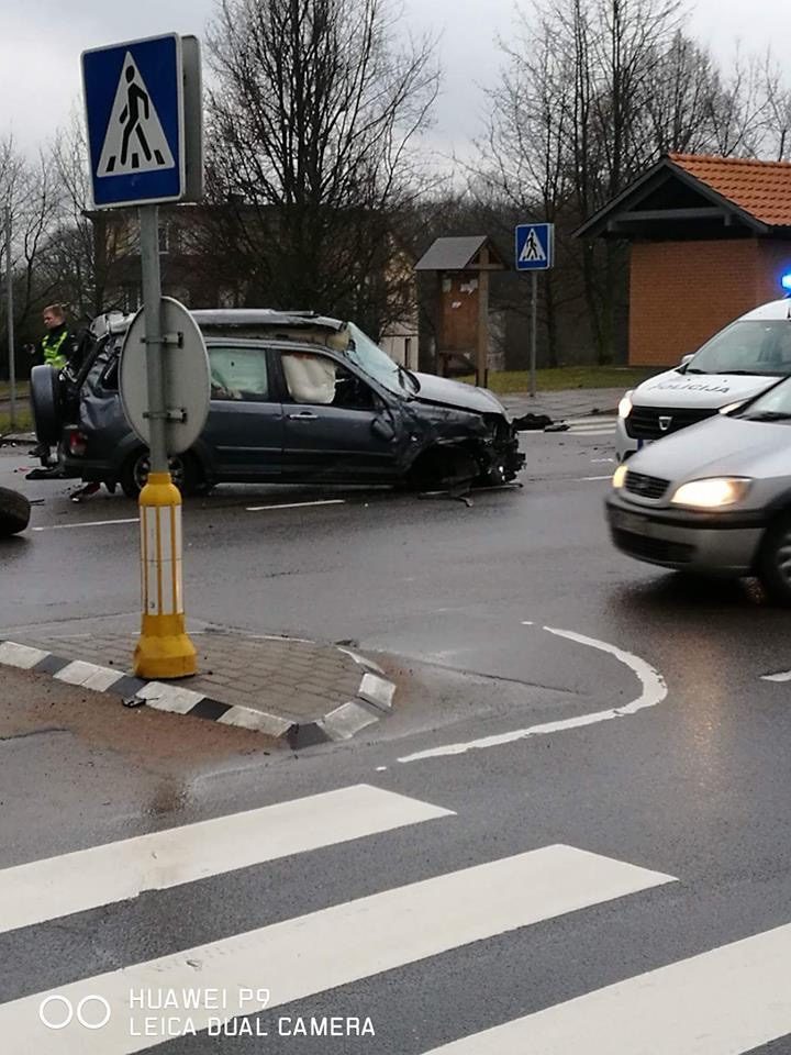 Pareigūnams nestojęs vairuotojas pakliuvo į avariją, automobilis suniokotas