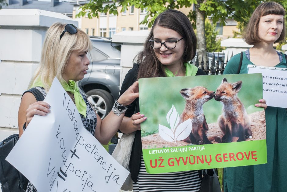 Gyvūnų teisių gynėjai protestavo prie Maisto ir veterinarijos tarnybos