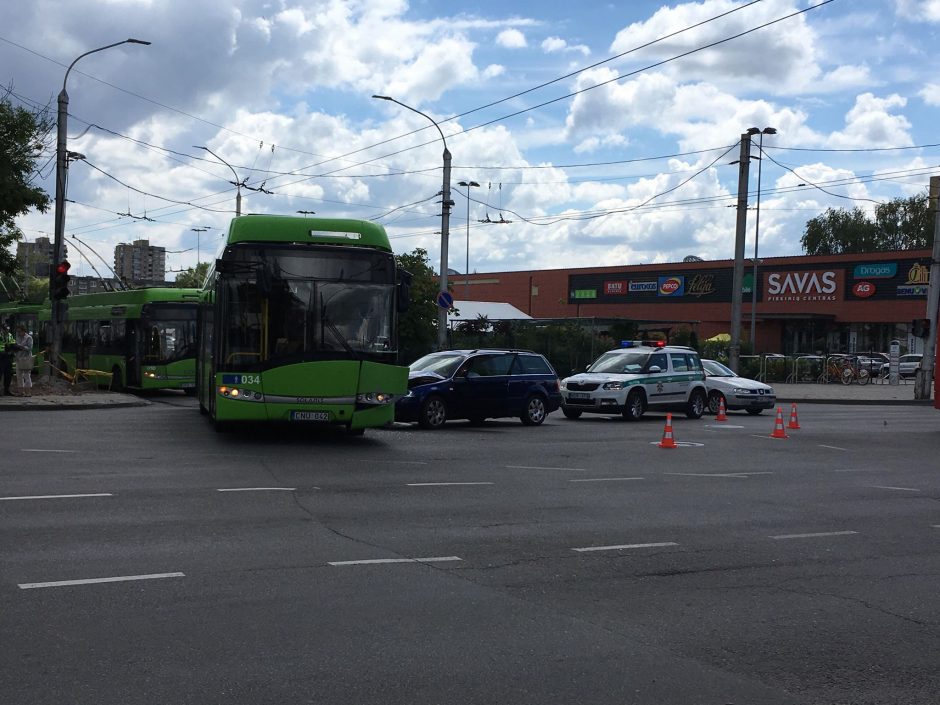 Troleibuso ir „Volkswagen“ avarija prie „Savo“: paralyžiuotas eismas