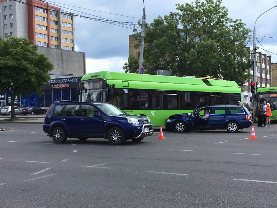 Troleibuso ir „Volkswagen“ avarija prie „Savo“: paralyžiuotas eismas