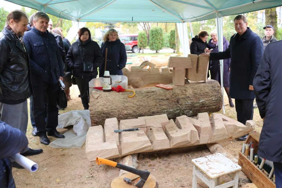 Garliavos tautodailininkai iš ąžuolo drožia Lietuvos himną