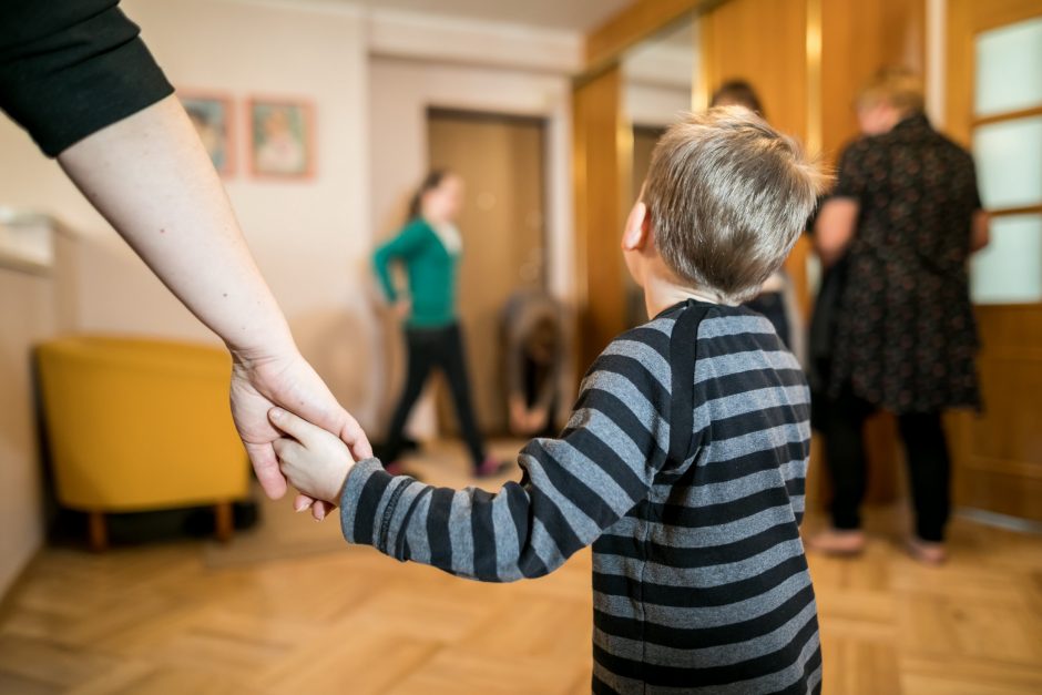 Sostinė išformuoja jau trečius vaikų namus: šeimynai perkamas namas