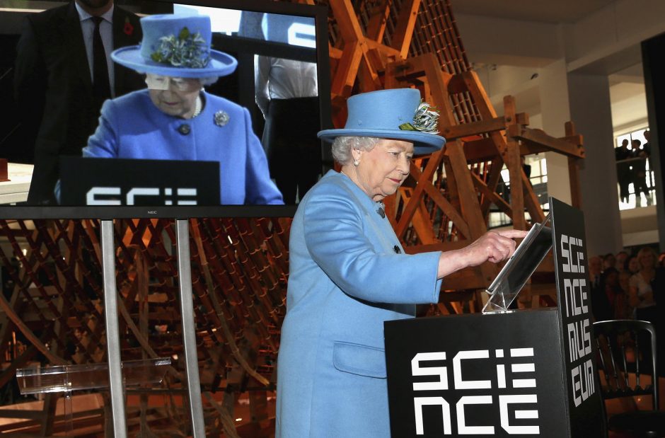 Elizabeth II rašo pirmąją „Twitter“ žinutę