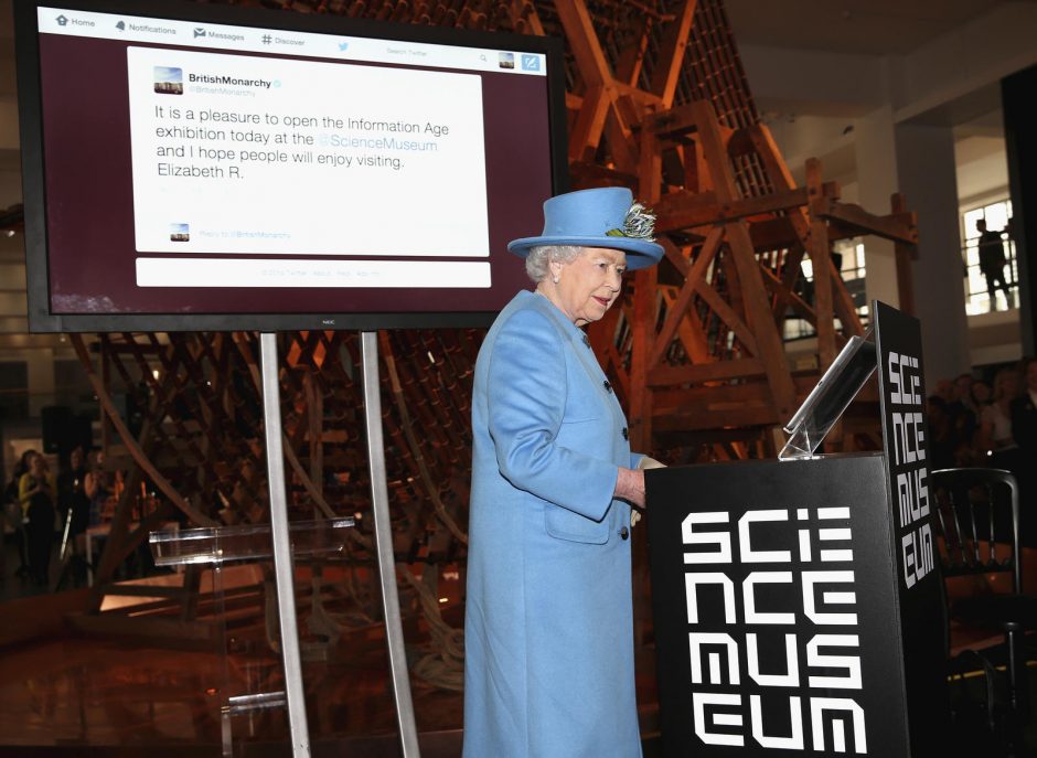 Elizabeth II rašo pirmąją „Twitter“ žinutę