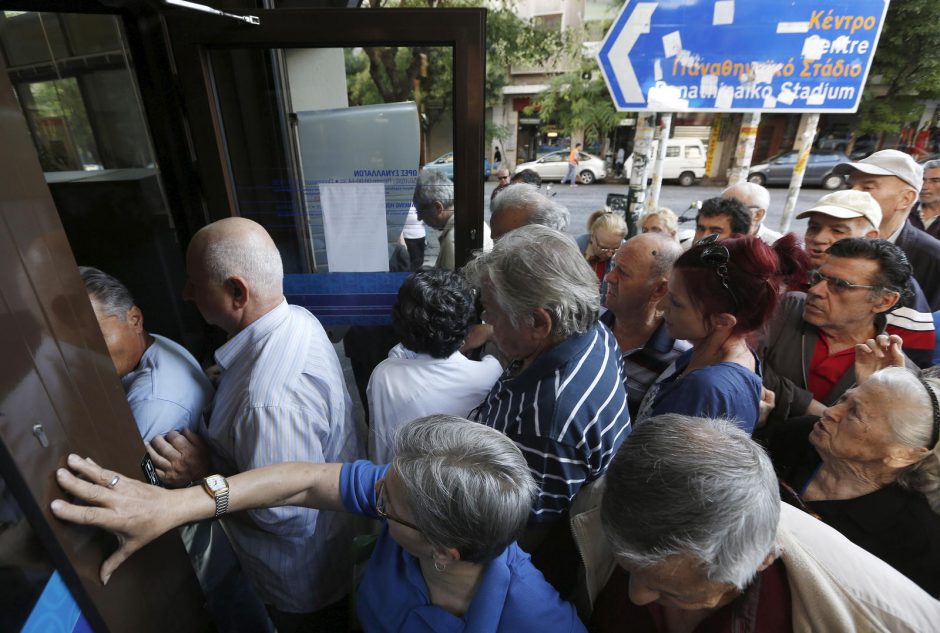 Graikijos bankus apgulė įtūžę pensininkai