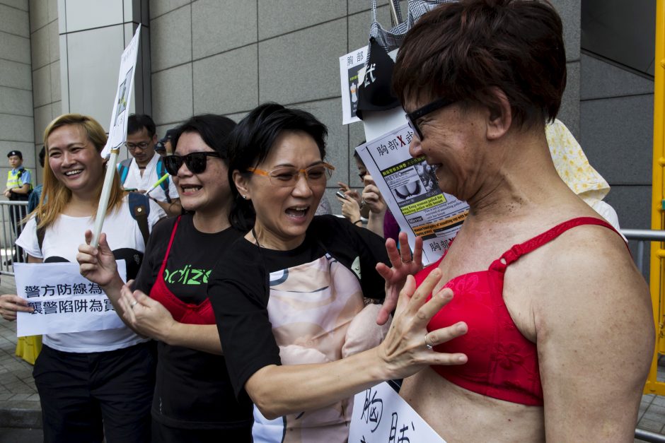 Honkonge protestuotojai surengė sarkastiškas „krūtų eitynes“