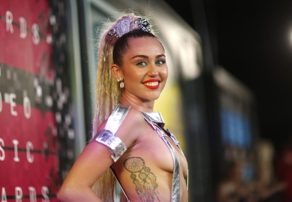Per MTV apdovanojimų transliaciją M. Cyrus apnuogino krūtis