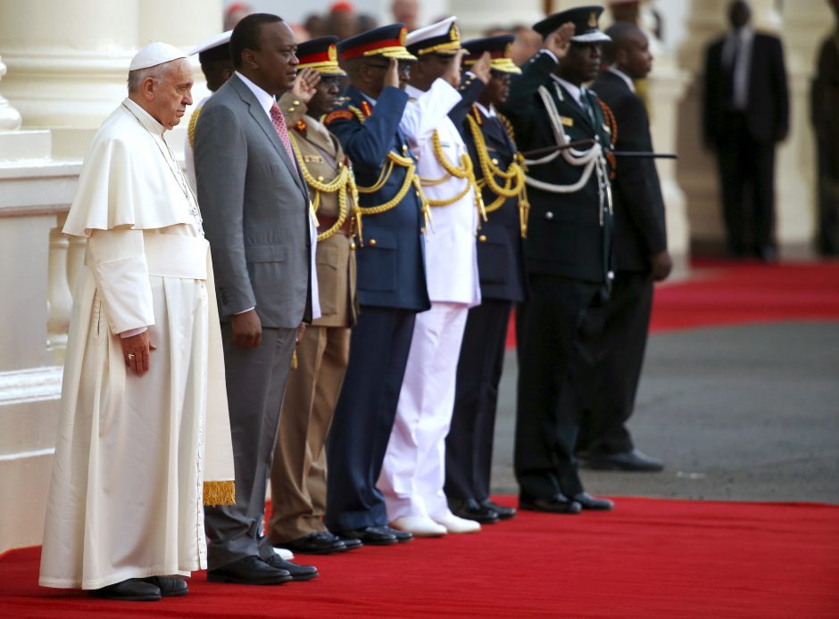 Kenijoje popiežių Pranciškų pasitiko minios žmonių