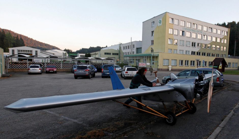 Čekas šaltkalvis susikonstravo lėktuvą, kad galėtų skristi iki darbo