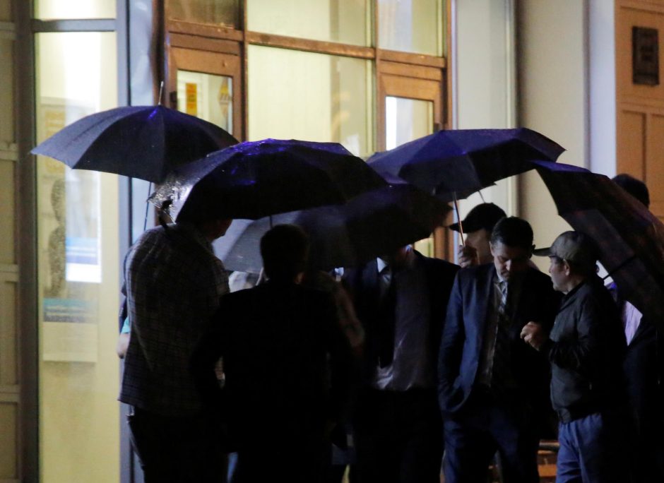 Maskvoje banko pastatą užėmęs užpuolikas paleido visus įkaitus ir pasidavė