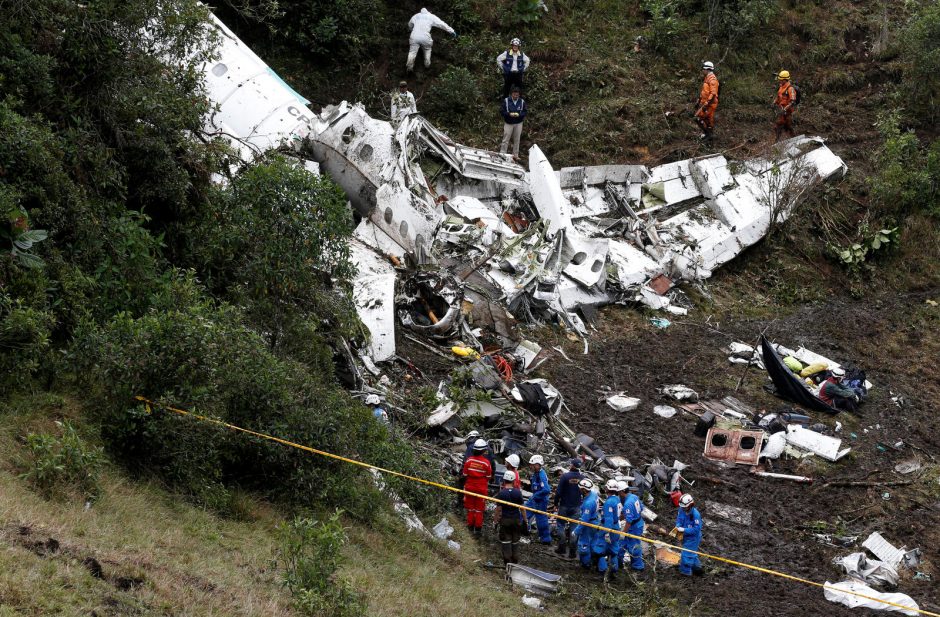 Kolumbijoje sudužusio lėktuvo pilotas pranešė apie degalų stygių