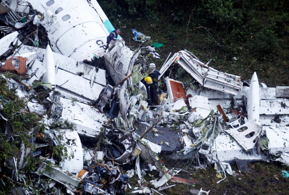 Kolumbijoje sudužusio lėktuvo pilotas pranešė apie degalų stygių