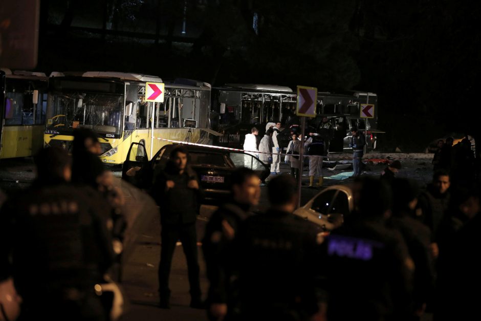 Kruvinas išpuolis Stambulo futbolo stadiono prieigose