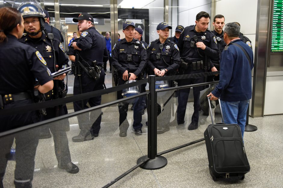 Po D. Trumpo įsakymo – įtampa JAV oro uostuose 