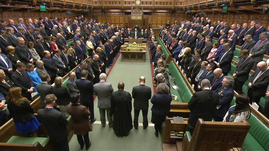 Darbą atnaujinęs Britanijos parlamentas pagerbė išpuolio aukas