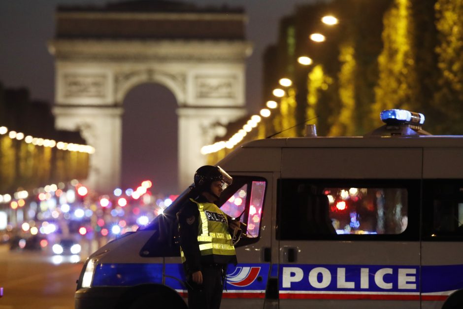 Per išpuolį Paryžiaus centre žuvo policininkas, du sužeisti 