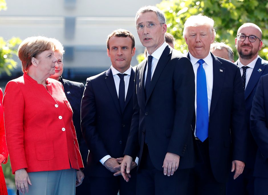 D. Trumpas pirmą kartą susitinka su NATO šalių vadovais