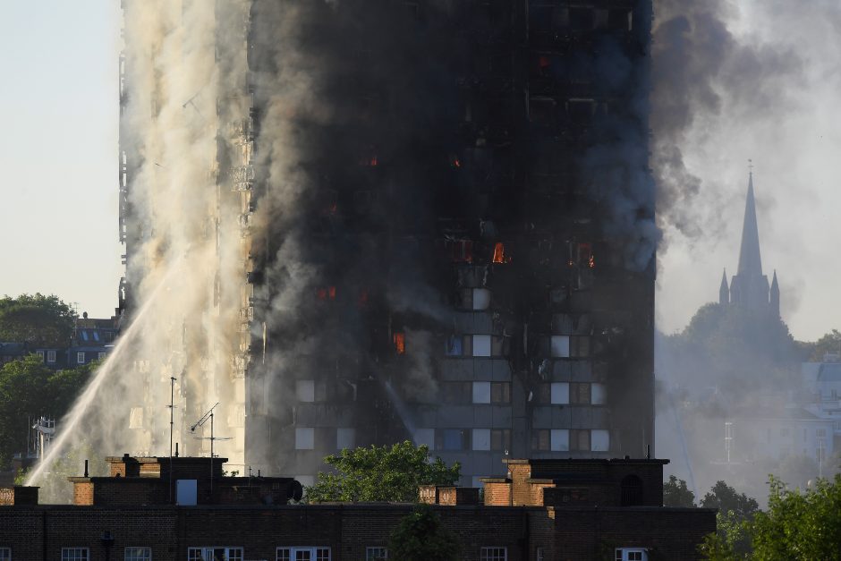 Aukų skaičius auga: per Londono gaisrą veikiausiai žuvo 58 žmonės 