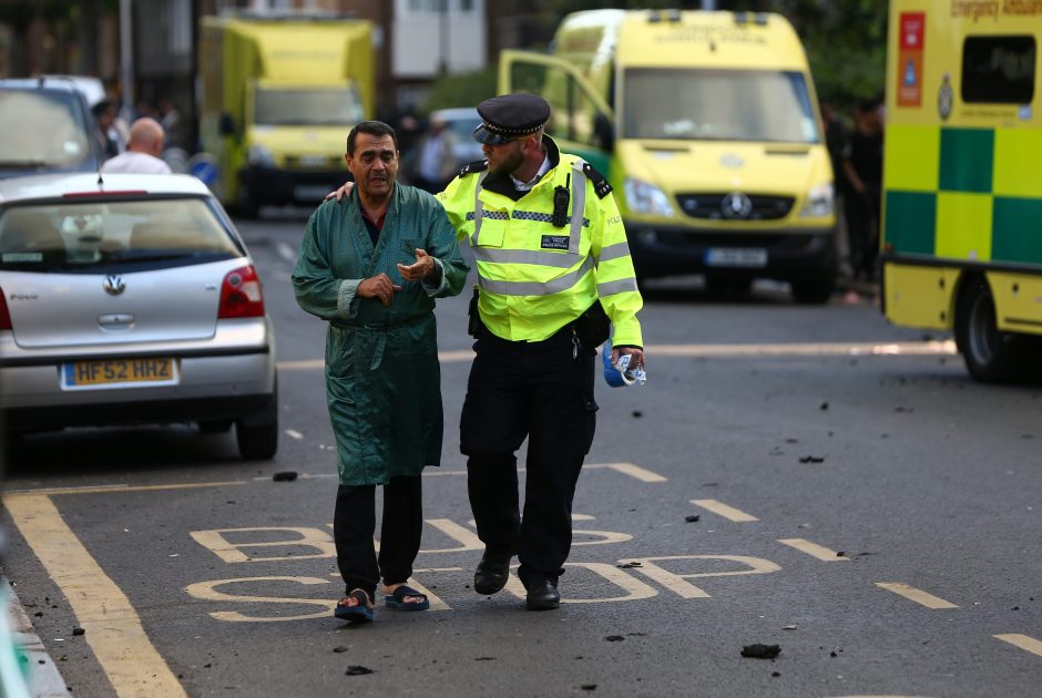 Aukų skaičius auga: per Londono gaisrą veikiausiai žuvo 58 žmonės 