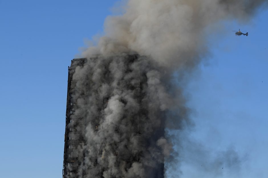 Per gaisrą Londono daugiabutyje žuvo 12 žmonių