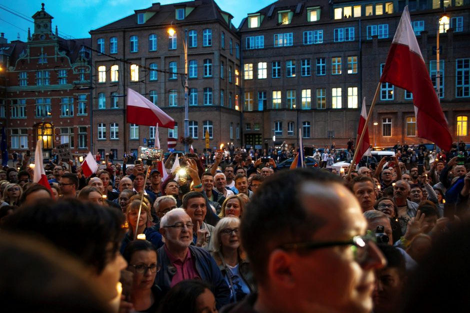 Lenkijoje tūkstančiai žmonių vėl protestavo prieš teismų reformą