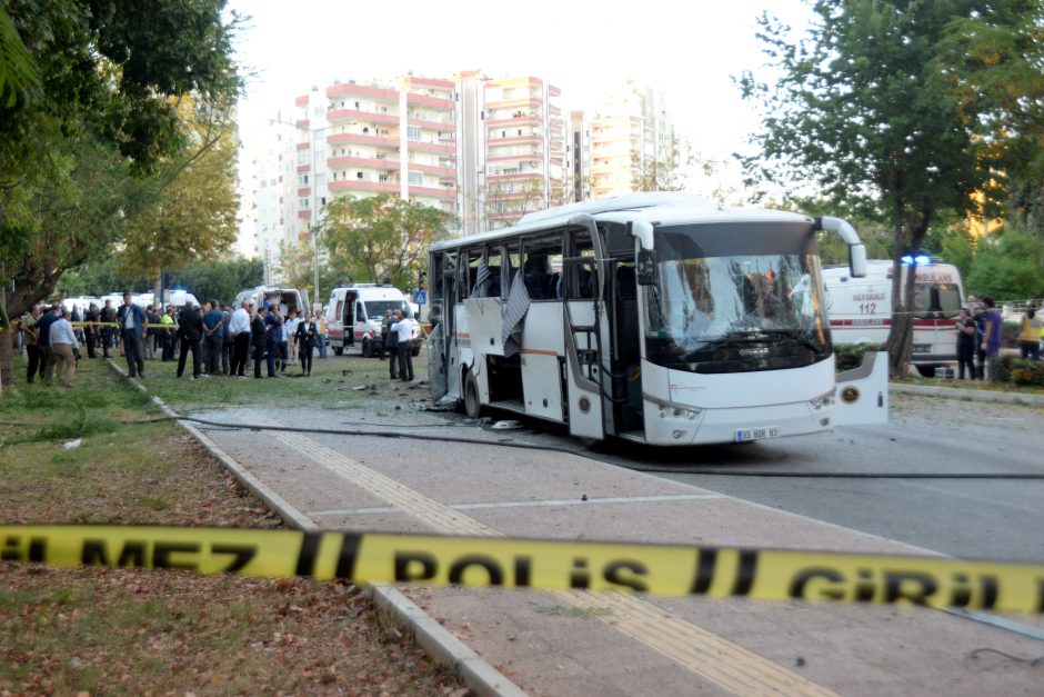 Turkijoje per sprogimą greta policijos autobuso sužeista 12 žmonių