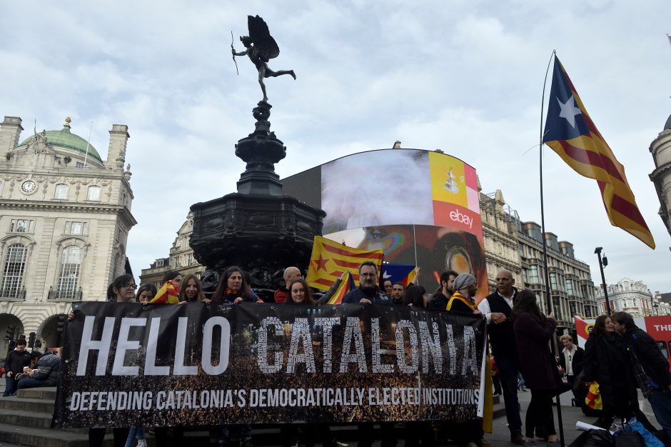 Madride – demonstracija, nušalintas Katalonijos lyderis ragina priešintis