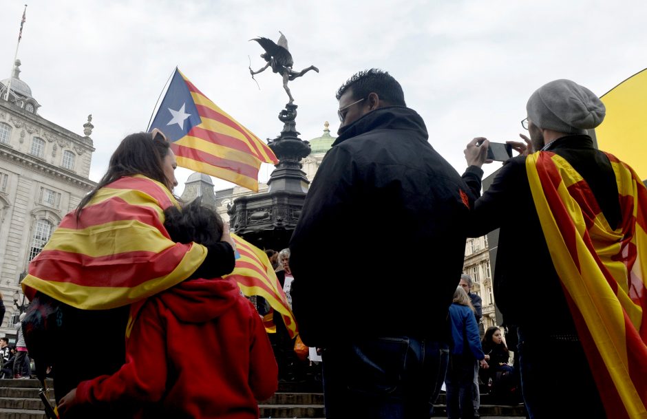 Madride – demonstracija, nušalintas Katalonijos lyderis ragina priešintis