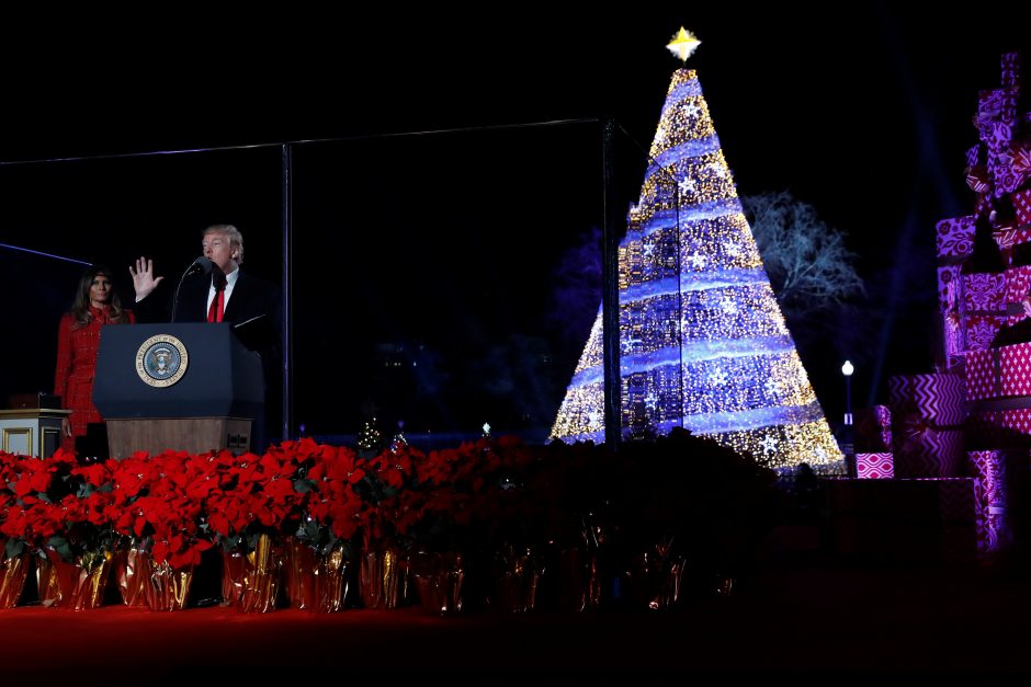 D. Trumpas pirmą kartą įžiebė pagrindinę šalies Kalėdų eglę