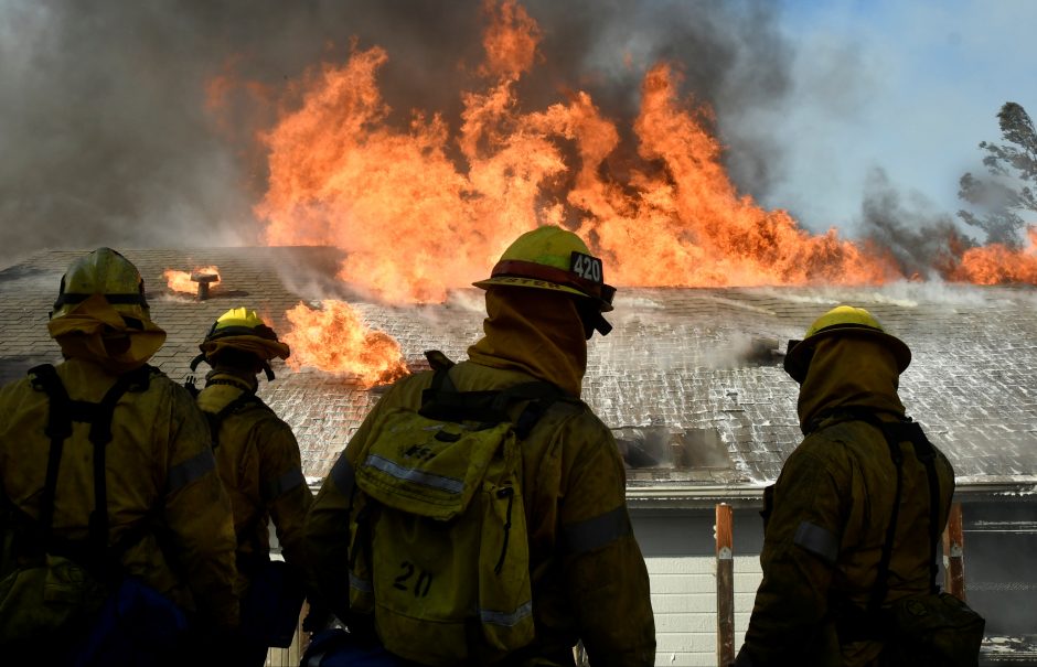 Kalifornijoje siautėja gaisrai, iškilo pavojus prabangiam Los Andželo rajonui