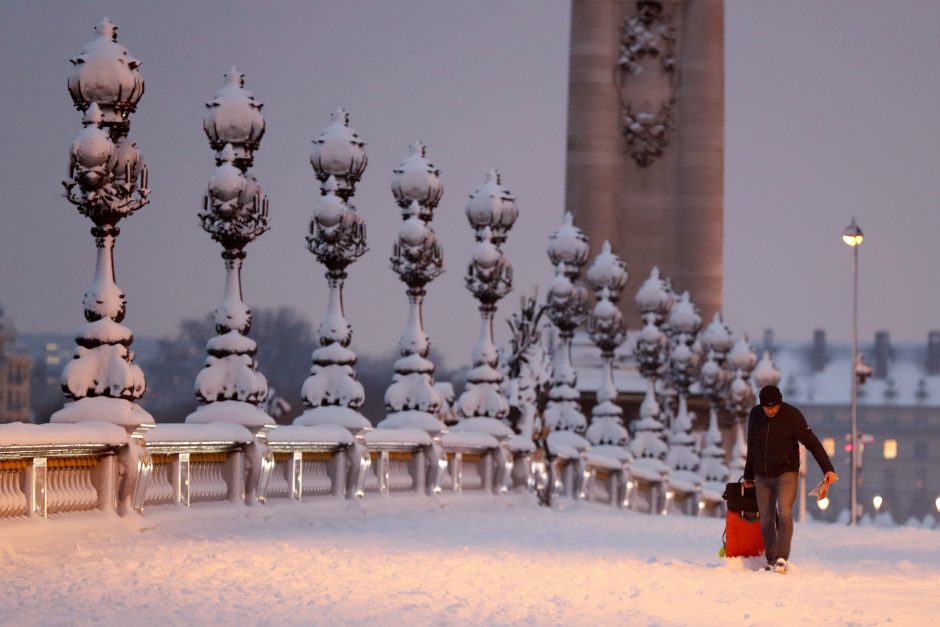 Sniegui paralyžiavus Paryžių vargsta į darbus važinėjantys žmonės