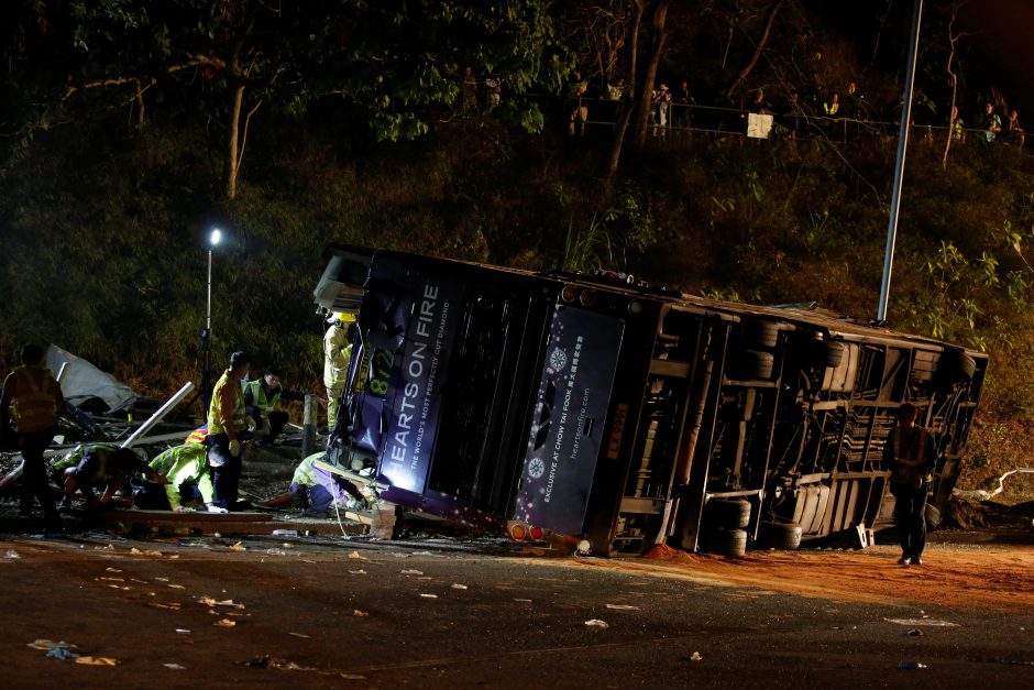 Mažiausiai 18 žmonių žuvo Honkonge apvirtus autobusui 