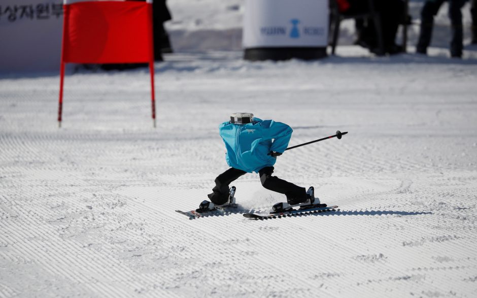 Netradicinės lenktynės: robotai susirungė slidinėjimo trasoje