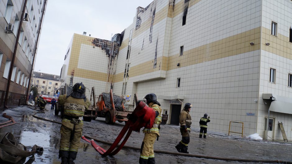 Pragaras Rusijos prekybos centre tęsiasi: žuvusiųjų daugiau nei pusšimtis