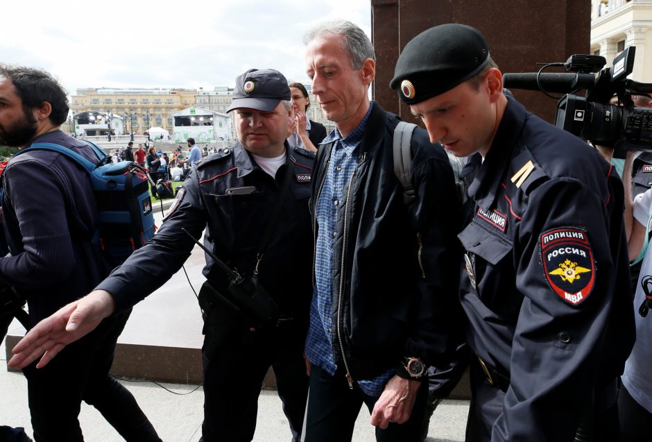 Rusijoje prieš Pasaulio futbolo čempionatą suimtas britas gėjų teisių gynėjas 