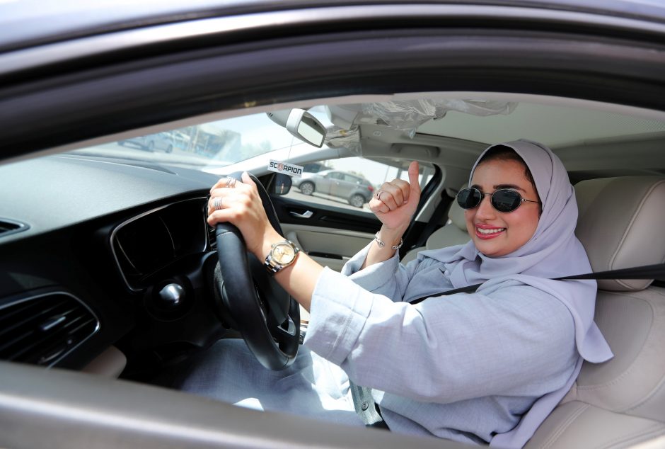 Draudimo era baigėsi: Saudo Arabijoje moterims oficialiai leidžiama vairuoti 
