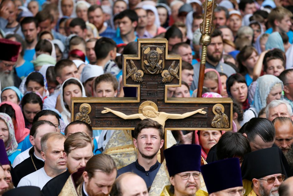 Ukrainoje tūkstančiai žmonių paminėjo šalies krikštą per Maskvos remiamą procesiją