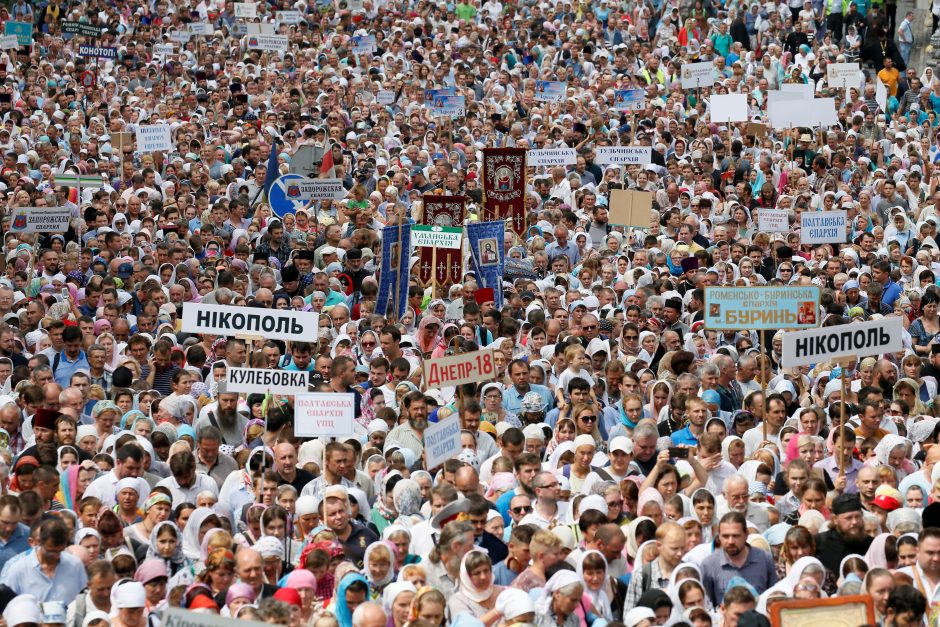 Ukrainoje tūkstančiai žmonių paminėjo šalies krikštą per Maskvos remiamą procesiją