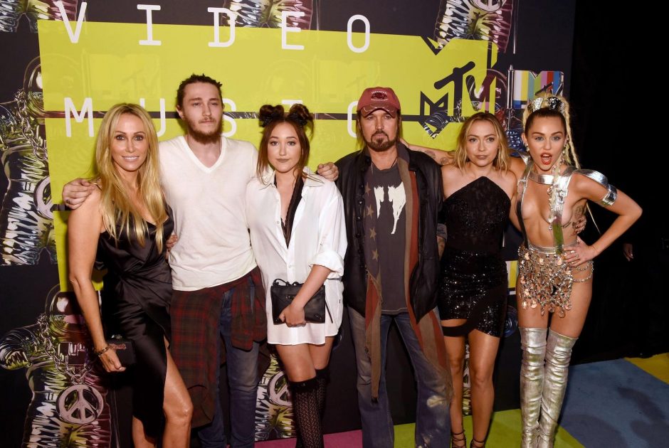 Per MTV apdovanojimų transliaciją M. Cyrus apnuogino krūtis