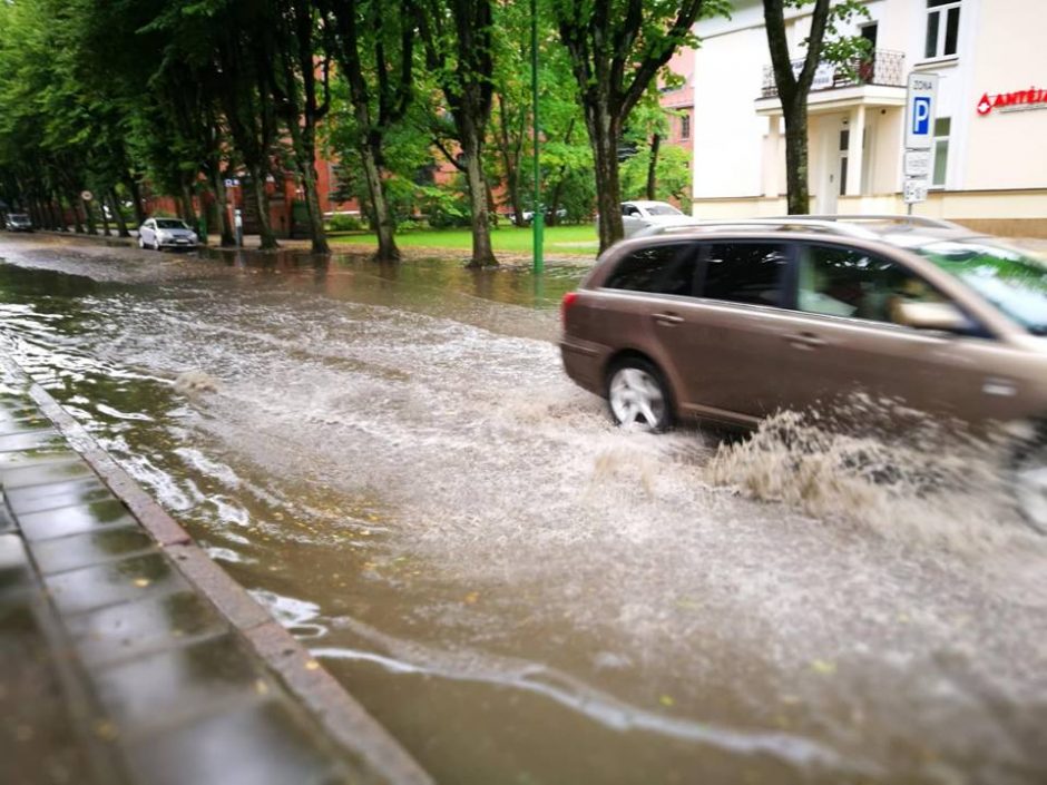 Klaipėdoje praūžė audra, patvino gatvės